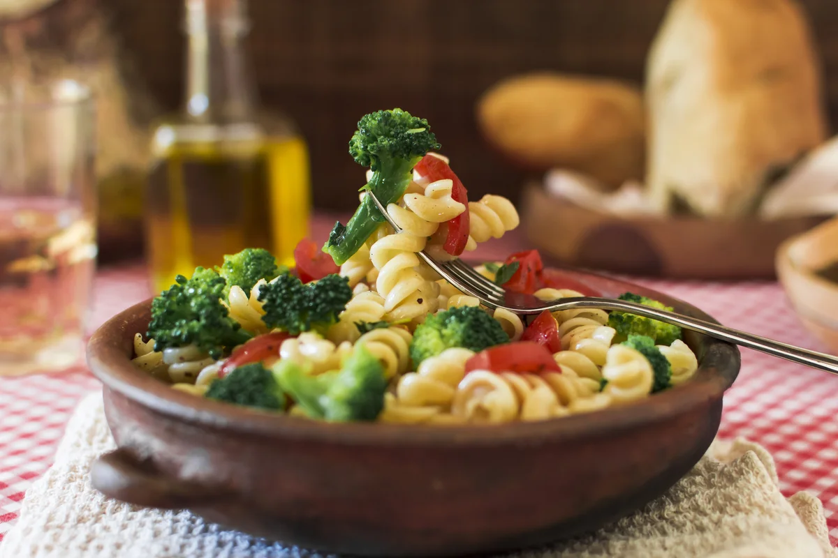 prevent soggy pasta salad